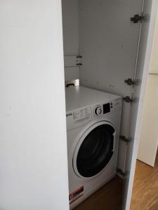 een wasmachine en droger in een kleine kamer bij SUITE VIA ROMA 107 in Sassari
