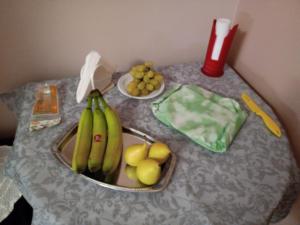 una mesa con una bandeja de plátanos y fruta. en Ca' di Renzo en Macchiagodena