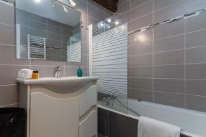 Bilik mandi di Le Bellevue 08 - Happy Rentals