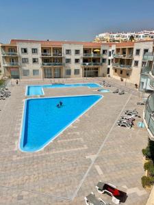 uma grande piscina em frente a um edifício em Ribeira DIlhas Beach Apartment em Ericeira