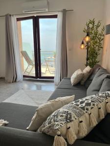 - une chambre avec un lit et une vue sur l'océan dans l'établissement Ribeira DIlhas Beach Apartment, à Ericeira