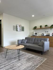 sala de estar con sofá y mesa de centro en Utopia Homestay @ Cameron Centrum en Cameron Highlands