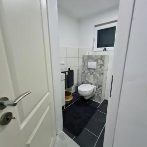 プフングシュタットにあるKlein und ruhig! Apartment zum entspannenのバスルーム(トイレ付)、壁掛けテレビが備わります。