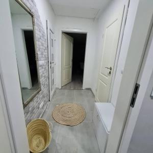 a hallway with a mirror and a rug on the floor at Klein und ruhig! Apartment zum entspannen in Pfungstadt +7 photos