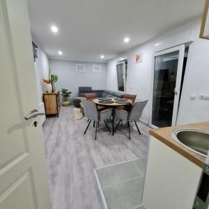 プフングシュタットにあるKlein und ruhig! Apartment zum entspannenのキッチンとテーブルとソファのあるリビングルーム