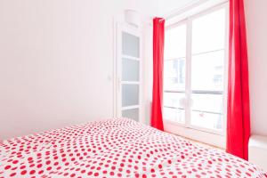 Posteľ alebo postele v izbe v ubytovaní High Standing 2-Room Apartment in Latin Quarter Paris