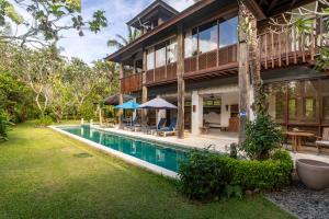an exterior view of a house with a swimming pool at Villa Rumah Isah in Candidasa