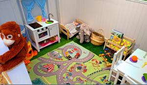 una sala giochi per bambini con pista giocattolo sul pavimento di Borås Camping & Vandrahem a Borås