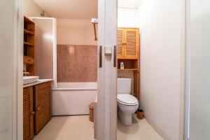 een badkamer met een toilet, een wastafel en een douche bij Nikye Morillon 5 personnes in Morillon