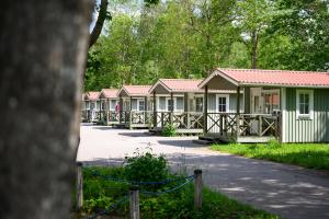 una fila de casas móviles en un parque en Borås Camping & Vandrahem en Borås