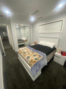 een slaapkamer met een groot bed in een kamer bij Private room in shared house in Wollert