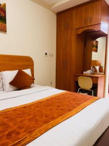 Marhaba Deira Hotel tesisinde bir odada yatak veya yataklar