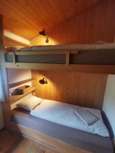 Zimmer mit 2 Etagenbetten in einer Hütte in der Unterkunft NEB-THUN Seehaus Einigen in Einigen