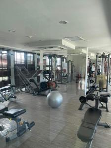 Fitness centrum a/nebo fitness zařízení v ubytování 6th Avenue Surin by Win217