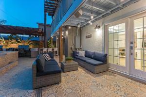 een veranda met 2 banken en een patio bij The Self-Sustainable Beach House in South Padre Island