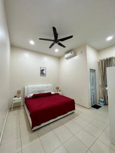 a bedroom with a bed and a ceiling fan at RumahKu Homestay, Taman Jasin Perdana in Jasin