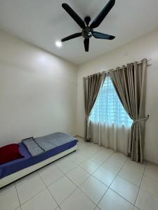 Кровать или кровати в номере RumahKu Homestay, Taman Jasin Perdana