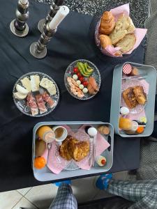 a table with a tray of food on it at Parker et Tammy in Saint-Gelais