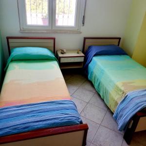 2 Betten nebeneinander in einem Zimmer in der Unterkunft Casa in campagna in San Giovanni Suergiu