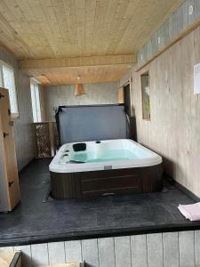 een groot bad in een kamer bij aud eau maillet in Tilques