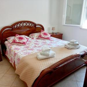 ein Schlafzimmer mit einem Bett mit Handtüchern darauf in der Unterkunft Casa in campagna in San Giovanni Suergiu