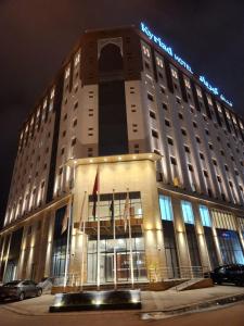 um grande edifício com luzes em cima em KYRIAD HOTEL SALALAH em Salalah
