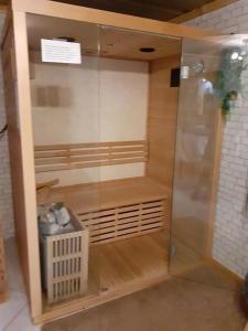 een douche met een glazen deur in een kamer bij aud eau maillet in Tilques