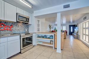 een keuken met witte kasten en een aanrecht bij The Self-Sustainable Beach House in South Padre Island