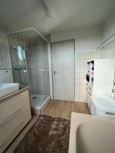 y baño con bañera, lavamanos y ducha. en Schöne Wohnung, Bodenseenähe, en Ravensburg
