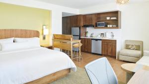 um quarto de hotel com uma cama e uma cozinha em Element West Des Moines em West Des Moines