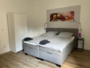Schlafzimmer mit einem Bett mit Wandgemälde in der Unterkunft Wohlfühl-Oase in Herne
