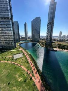 uma vista aérea de um rio numa cidade com edifícios altos em KOZAPARK em Esenyurt