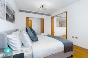 Säng eller sängar i ett rum på Stylish 1 Bedroom In Al Raha Beach