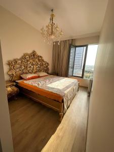 um quarto com uma cama grande e um lustre em KOZAPARK em Esenyurt
