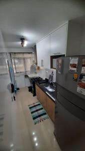 La cuisine est équipée d'un réfrigérateur et d'un évier. dans l'établissement Barrabela 130, à Rio de Janeiro