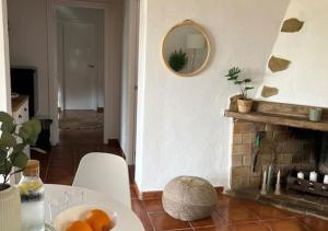 una sala de estar con una mesa con naranjas. en Unique Stay - Tiny Eco Country Cottage, en Cabanes