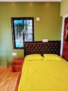 Posteľ alebo postele v izbe v ubytovaní Luxury stay at Pravuprasad Homestay near Bhubaneswar Airport and Railway Station