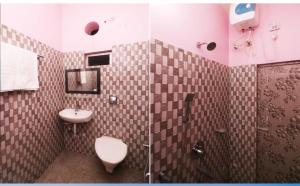 Koupelna v ubytování HOTEL AYUSH INTERNATIONAL + 28 fotografií