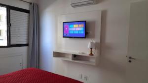 - une chambre dotée d'une télévision sur un mur blanc dans l'établissement Barrabela 130, à Rio de Janeiro
