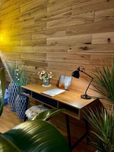 een kantoor met een houten muur en een bureau bij "Erfurt genießen" in Erfurt