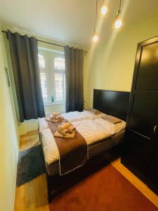 een slaapkamer met een bed en een badjas. bij "Erfurt genießen" in Erfurt