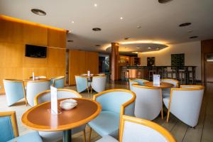 マラガにあるポサダス デ エスパーニャ マラガのテーブルと椅子のあるレストラン、キッチンが備わります。