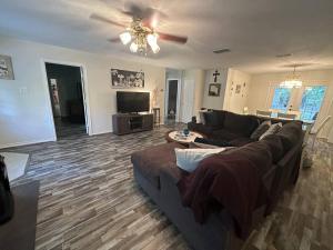 ein Wohnzimmer mit einem Sofa und einem Deckenventilator in der Unterkunft Magnolia Grace Place in Kilgore