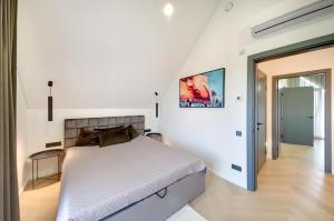 1 dormitorio blanco con 1 cama y escalera en Jūra ir TU en Palanga