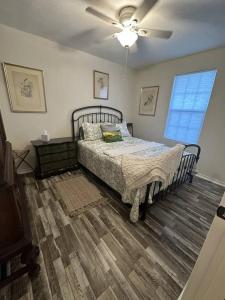- une chambre avec un lit et un ventilateur de plafond dans l'établissement Magnolia Grace Place, à Kilgore