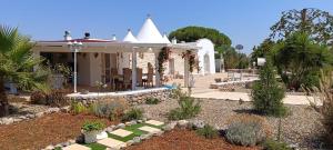 A garden outside Il Trullo di Heidi