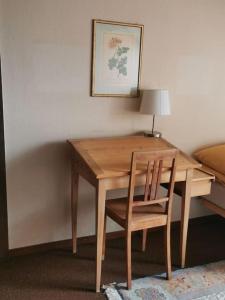 a wooden desk with a chair and a lamp at NEB-Thun Haus in Thun für 8 Pax in Thun