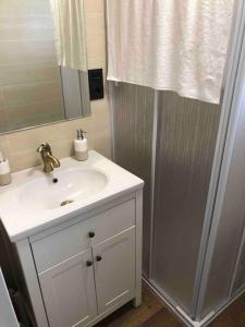 a bathroom with a sink and a shower at Casa vistas inmejorables in Caserío Carraspite