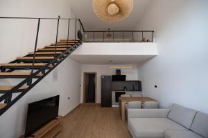 扎金索斯鎮的住宿－Sogni D' Oro，一间带楼梯和沙发的客厅