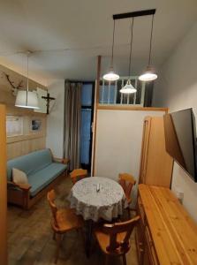sala de estar con mesa y sofá en Ladinische Jagerhof - Solaria CIPAT: 022113-AT-013003, en Campestrin